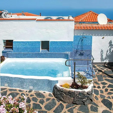Apartment In El Tanque With Garden, Cleaning Included *